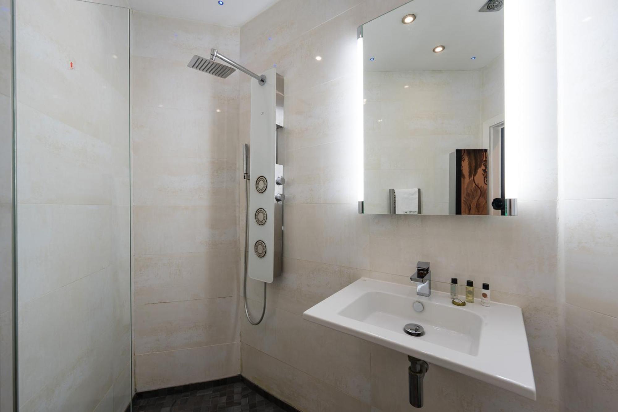 City Retreat, Spacious 4 Bed House, Games Room, Parking, Hot Tub & Bbq Cardiff Zewnętrze zdjęcie